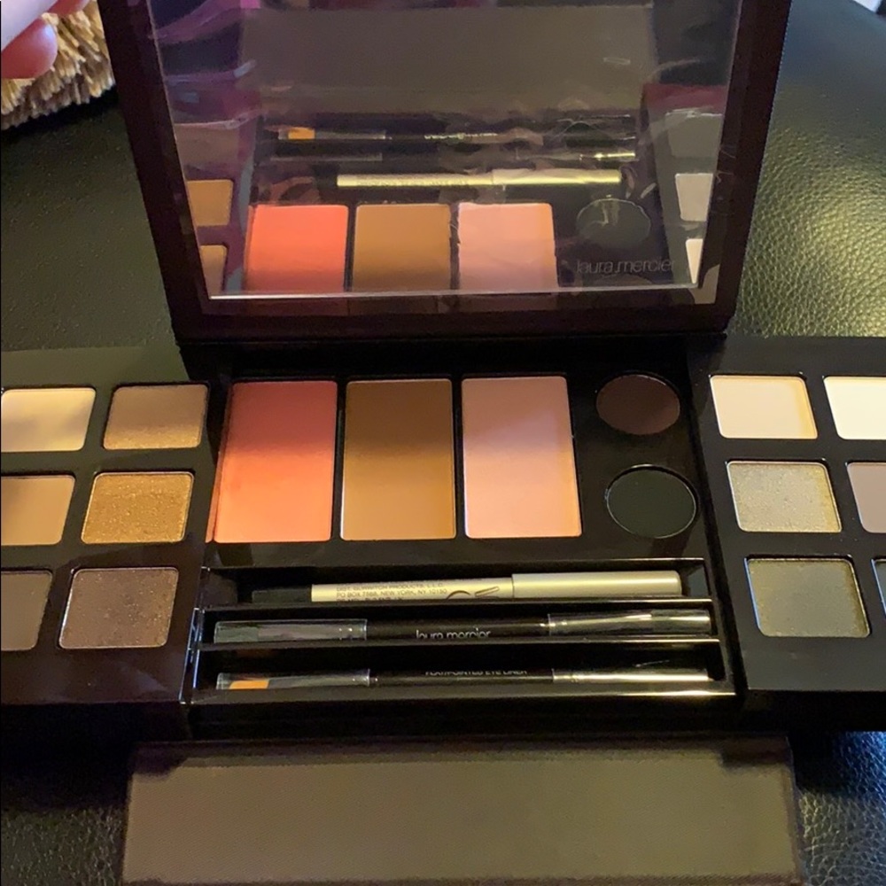 “Laura Mercier”
